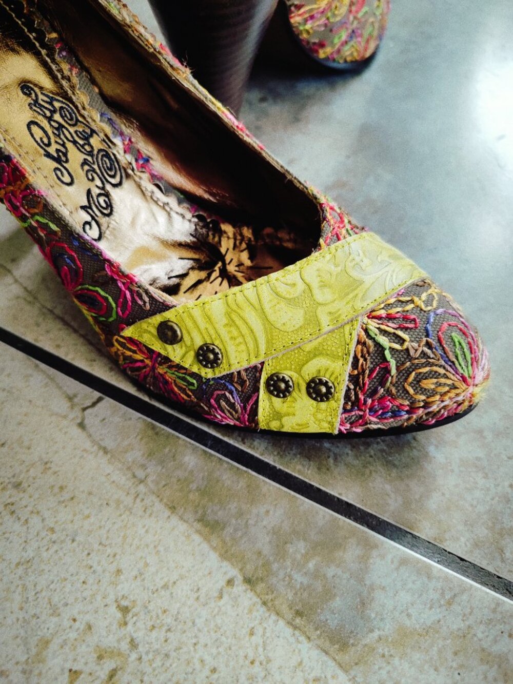 RARE Collectible Naughty Monkey Vintage Y2K Tapestry Pumps Size 8.5 - Picture 3 of 12